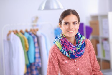 Stüdyoda çalışan modern genç moda tasarımcısı.