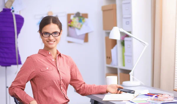 Modern ung modedesigner som arbetar på studio. — Stockfoto