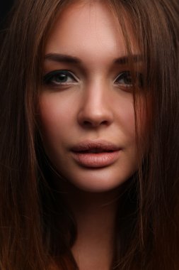 siyah arka plan üzerine izole güzel bir kadın portresi