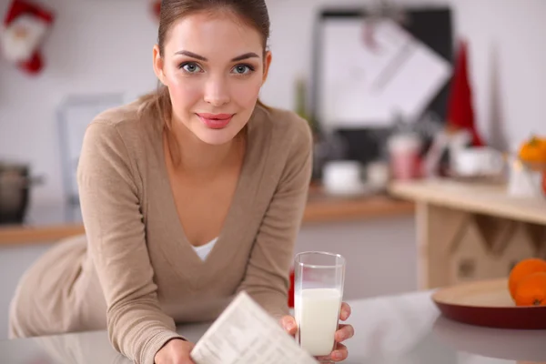 Mujer joven feliz desayunando sano en la cocina —  Fotos de Stock