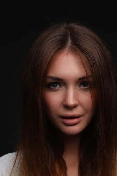 Retrato de una mujer hermosa, aislada sobre fondo negro —  Fotos de Stock