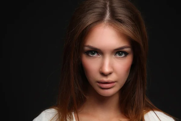 Retrato de uma mulher bonita, isolada sobre fundo preto — Fotografia de Stock