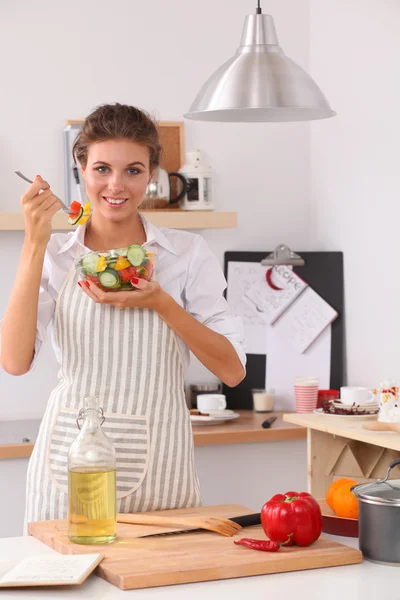 आधुनिक स्वयंपाकघरात ताजे सॅलड खाणारी तरुण स्त्री — स्टॉक फोटो, इमेज