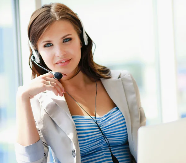 Femme d'affaires parlant au téléphone tout en travaillant sur son ordinateur au bureau . — Photo