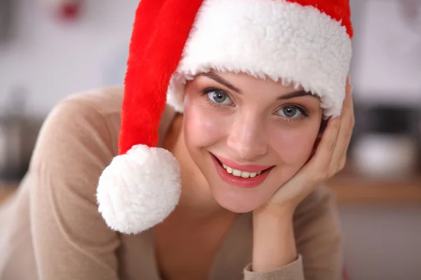Mutfakta gülümseyen genç bir kadın, Noel arkaplanında soyutlanmış. Telifsiz Stok Fotoğraflar
