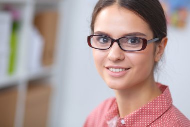 Stüdyoda çalışan modern genç moda tasarımcısı.