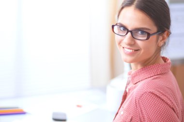 Stüdyoda çalışan modern genç moda tasarımcısı.