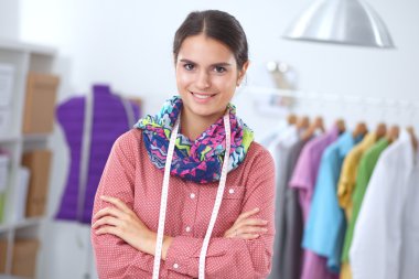 Stüdyoda çalışan modern genç moda tasarımcısı.