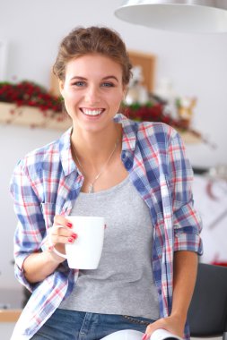 Mutfakta Mgazine okuyan bir kadın.