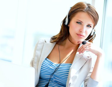 iş kadını ofiste bilgisayar üzerinde çalışırken Evet.