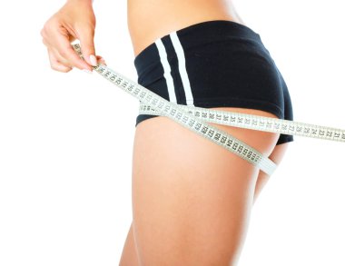 Elinde mezura olan genç bir kadın..