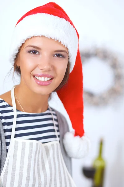 Mutlu genç bayan gülümsüyor Noel hazırlıklarıyla eğleniyor Noel Baba şapkası takıyor. — Stok fotoğraf