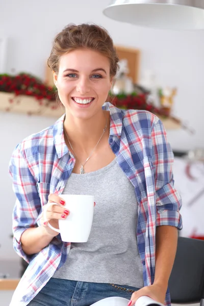 Mujer leyendo mgazine En la cocina en casa — Foto de Stock