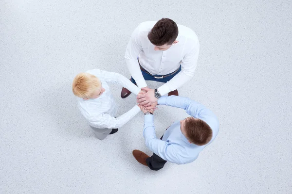 Porträt lächelnder Geschäftsleute vor weißem Hintergrund — Stockfoto