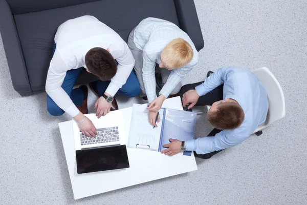 Geschäftsleute schütteln Hände, beenden ein Meeting — Stockfoto