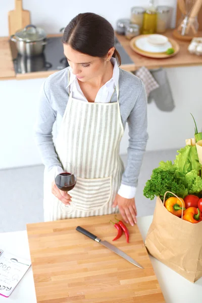 Mujer haciendo comida saludable de pie sonriendo en la cocina — Foto de Stock