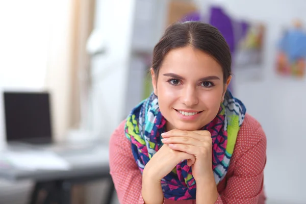 Moderne jonge modeontwerper aan het werk in studio. — Stockfoto