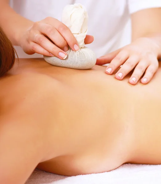 Una chica en terapia de piedras, masaje de piedras calientes. Aislado sobre blanco . — Foto de Stock