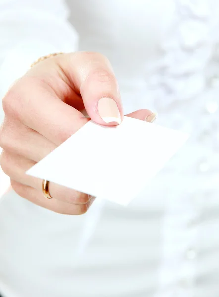 Zakenvrouw tonen en het overhandigen van een blanco visitekaartje. Focus op kaart — Stockfoto