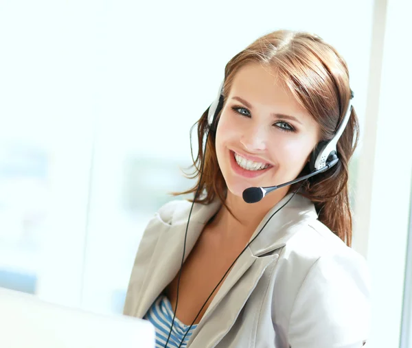 Mujer de negocios hablando por teléfono mientras trabaja en su computadora en la oficina — Foto de Stock