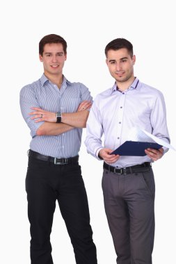 Beyaz arka plan üzerinde izole klasörle duran genç iki adam