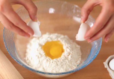 Mutfaktaki genç kadın, arka planda izole edilmiş.