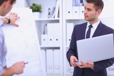 İş adamları ofiste görüştüler.