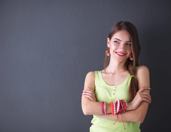 Mujer joven de pie, aislada sobre fondo gris —  Fotos de Stock