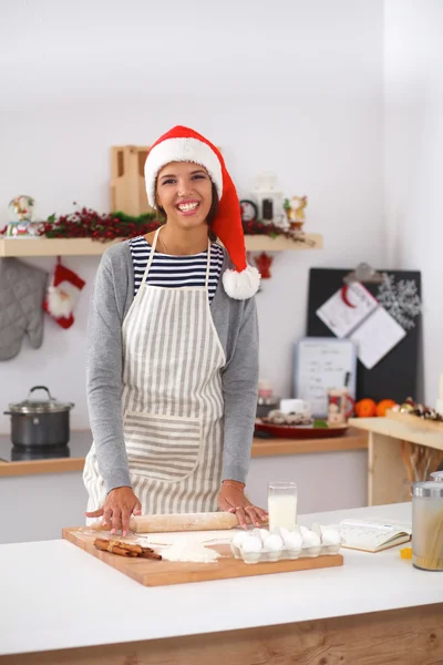 Heureuse jeune femme souriante heureuse de s'amuser avec les préparatifs de Noël portant le chapeau de Père Noël — Photo