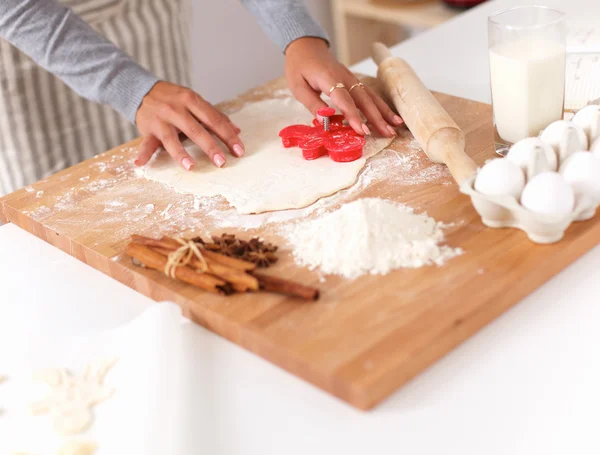 Frau backt Weihnachtskekse in der Küche — Stockfoto