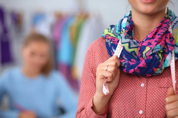 Jovem designer de moda moderna trabalhando no estúdio. — Fotografia de Stock