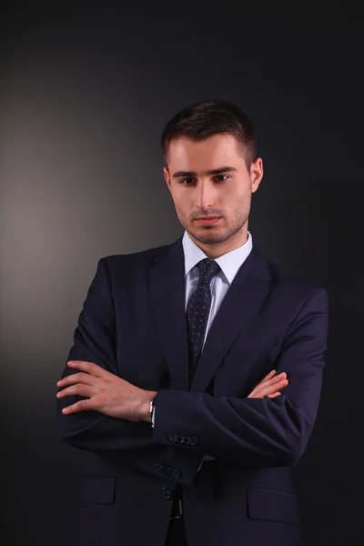 Retrato de jovem isolado no fundo preto — Fotografia de Stock