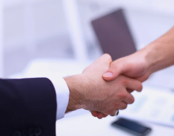 Empresarios estrechando las manos, aislados en blanco . — Foto de Stock