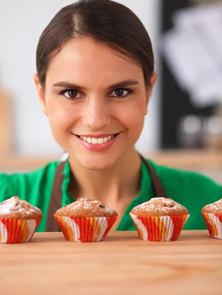 Vrouw bakt taarten in de keuken. — Stockfoto