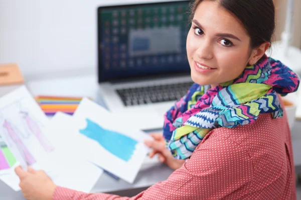 Moderne jonge modeontwerper aan het werk in studio. — Stockfoto