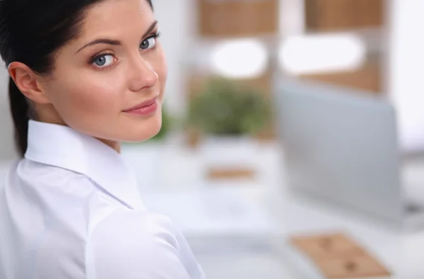 Empresária atraente sentada na mesa no escritório — Fotografia de Stock