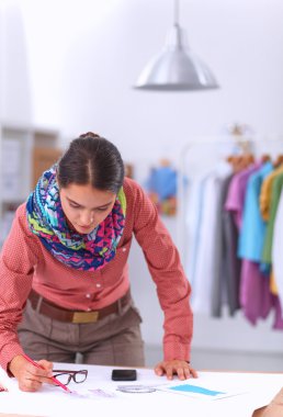 Stüdyoda çalışan modern genç moda tasarımcısı.