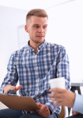 İş adamları ofiste görüştüler.