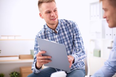 İş adamları ofiste görüştüler.