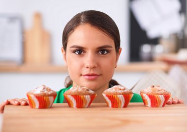 Kadın mutfakta pasta yapıyor.