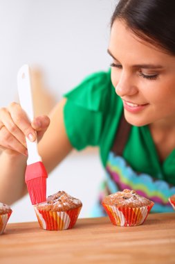 Kadın mutfakta pasta yapıyor.
