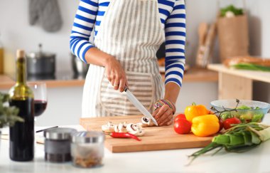 Mutfakta Sebze Kesen Genç Kadın