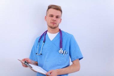 Dosyası olan erkek doktor, beyaz arka planda izole edilmiş.