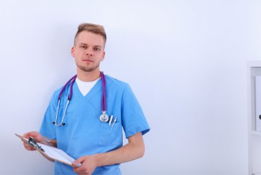 Dosyası olan erkek doktor, beyaz arka planda izole edilmiş.