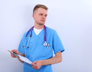 Dosyası olan erkek doktor, beyaz arka planda izole edilmiş.