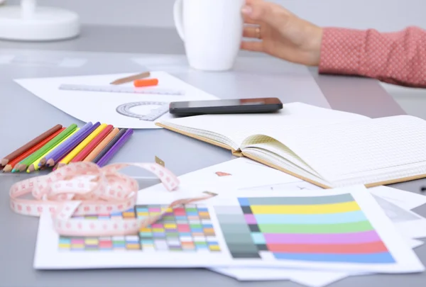 Moderno diseñador de moda joven que trabaja en el estudio. —  Fotos de Stock