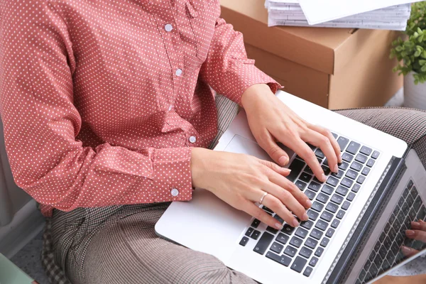 Biznes kobieta ręce zajęte, korzysta z laptopa w urzędzie — Zdjęcie stockowe