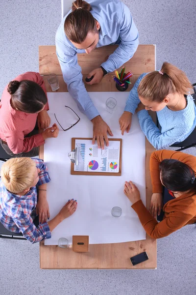 Zakenmensen zitten en discussiëren op zakelijke bijeenkomst, in functie — Stockfoto