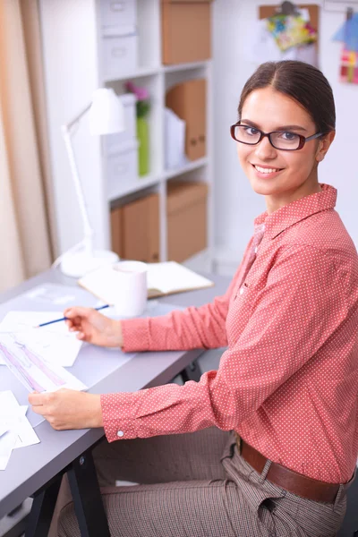 Moderne jonge modeontwerper aan het werk in studio. — Stockfoto