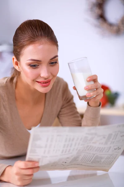 Mujer joven feliz desayunando sano en la cocina —  Fotos de Stock